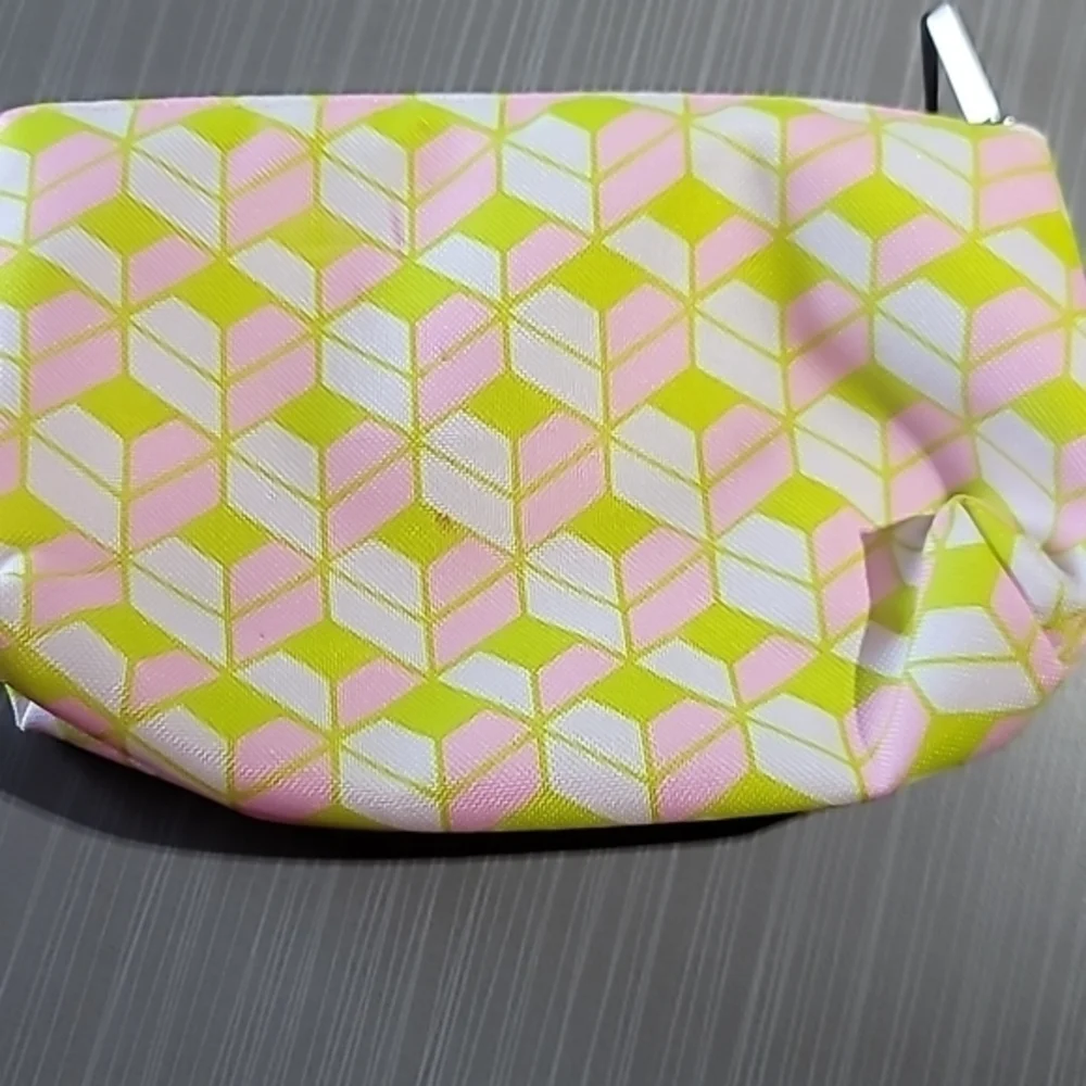4 Cosmetic‎ Cases/Bags: 1 Estee Lauder (Fuchsia), 3 Clinique(s) Good+ Condition